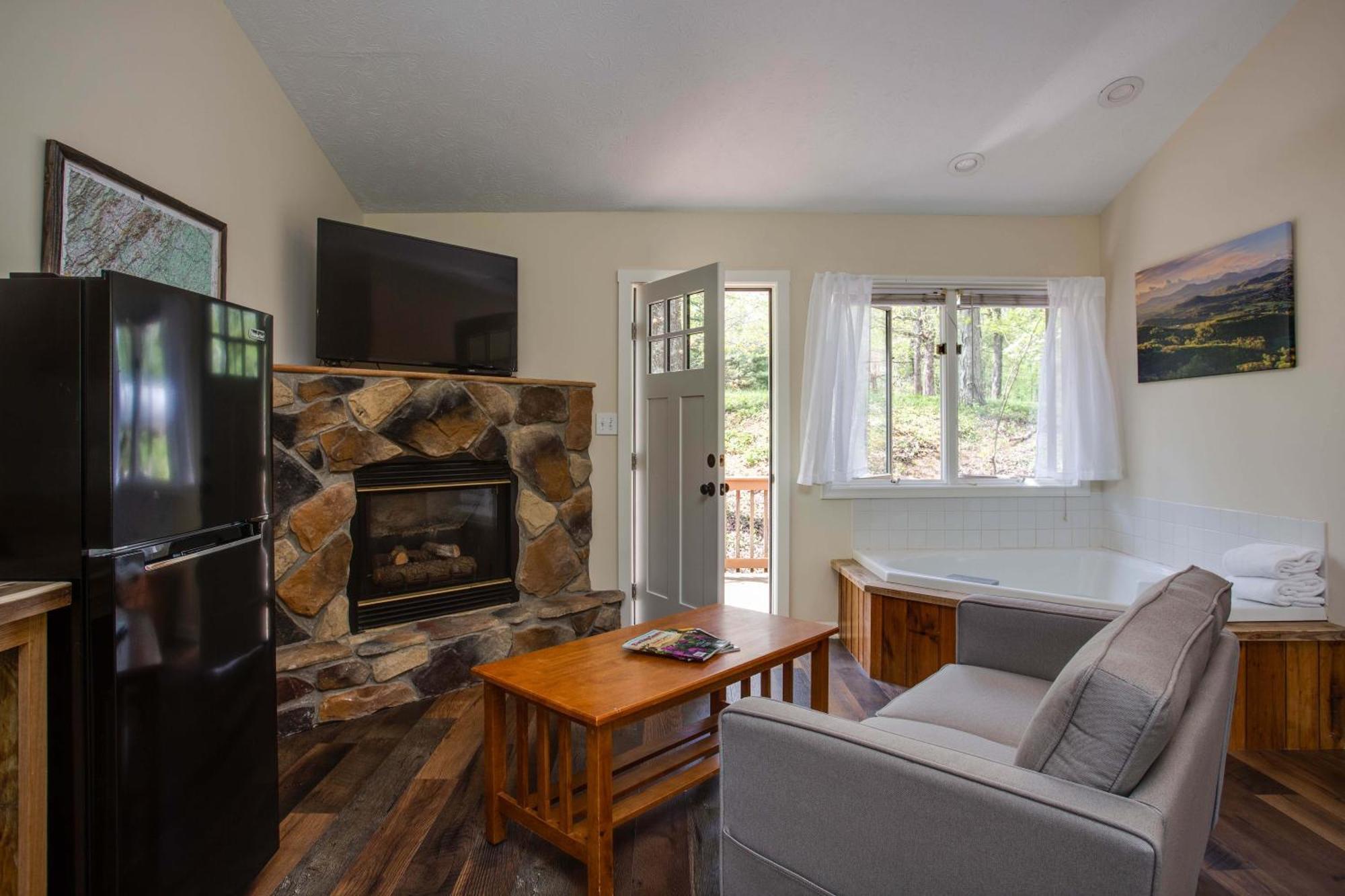 Love Ridge Mountain Lodging Lyndhurst Eksteriør bilde